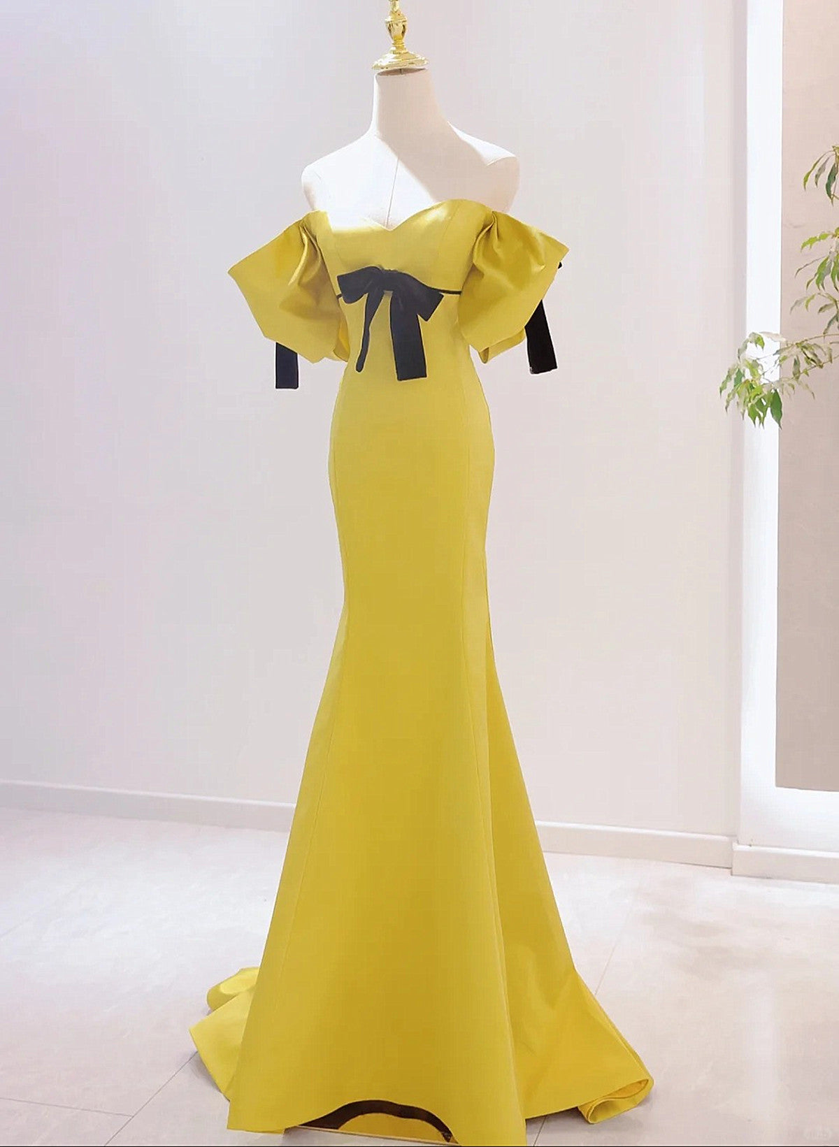 fitted lace wedding dress Crepe and Taffeta Off-The-Shoulder Mermaid Dress Mustard / FR 42 main image 1